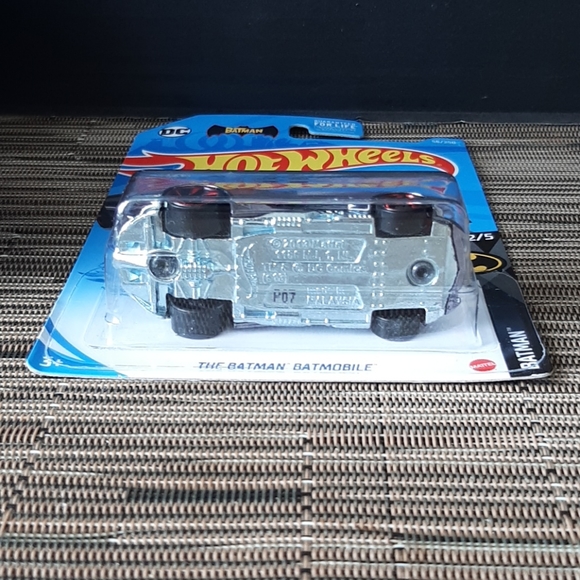Hot Wheels DC Comics Batman Batmobile 2021 Batman Collection - Picture 3 of 7